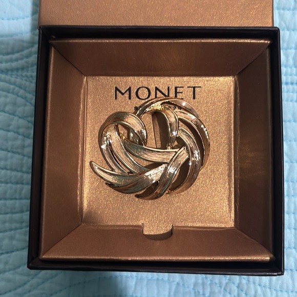 Monet gold tone heart design pin with box - Picture 3 of 9
